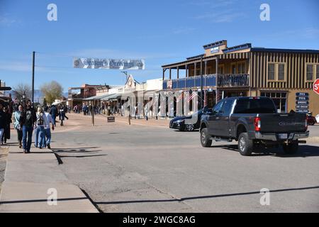 Tombstone, Arizona. USA 12/30/2023. Allen Street. Die Hauptstraße des Grabsteins. Boutiquen, Saloons, Restaurants, Kunstgalerien und Sammlerläden. Stockfoto