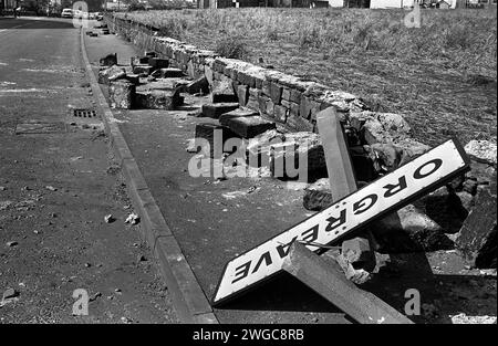 Aktenfoto vom 18. April 06/84: Ein verdrehtes Schild, ein fällter Betonpfosten und eine gebrochene Mauer nach Gewalttätigkeiten außerhalb einer Kokerei in Orgreave, South Yorkshire. Die Forderung nach einer öffentlichen Untersuchung der Ereignisse an einem der gewalttätigsten Tage des jahrelangen Bergarbeiterstreiks wird verstärkt, nachdem im Fernsehen neue Aufnahmen von Zusammenstößen zwischen Polizei und Streikposten aufgezeichnet wurden. Die gewalttätige Konfrontation im Juni 1984 vor einem Kokerei in Orgreave, Yorkshire, führte dazu, dass viele Bergleute verletzt und verhaftet wurden, obwohl ihre Prozesse später zusammenbrachen. Eine dreiteilige Channel 4-Dokumentation über den Bergarbeiterstreik konzentrierte sich auf die so-calle Stockfoto