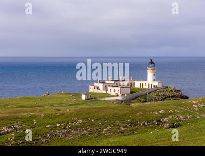 Ein Blick auf Neist Point, einen berühmten Leuchtturm auf der Isle of Skye, Schottland. Stockfoto