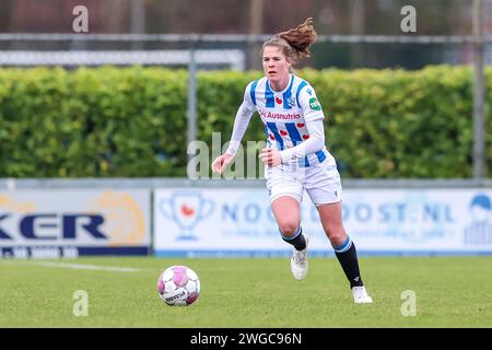 Heerenveen, Niederlande. Februar 2024. HEERENVEEN, NIEDERLANDE - 4. FEBRUAR: Chantal Schouwstra vom SC Heerenveen spielt mit dem Ball während des niederländischen Azerion Vrouwen Eredivisie Spiels zwischen SC Heerenveen und FC Utrecht am 4. Februar 2024 im Sportpark Skoatterwald in Heerenveen, Niederlande. (Foto: Pieter van der Woude/Orange Pictures) Credit: dpa/Alamy Live News Stockfoto