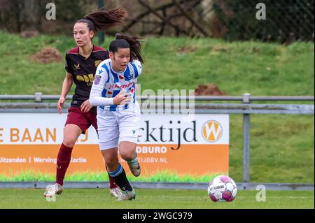 Heerenveen, Niederlande. Februar 2024. HEERENVEEN, NIEDERLANDE - 4. FEBRUAR: Iris Teijema vom SC Heerenveen läuft mit dem Ball während des niederländischen Azerion Vrouwen Eredivisie-Spiels zwischen SC Heerenveen und FC Utrecht am 4. Februar 2024 im Sportpark Skoatterwald in Heerenveen, Niederlande. (Foto: Pieter van der Woude/Orange Pictures) Credit: dpa/Alamy Live News Stockfoto