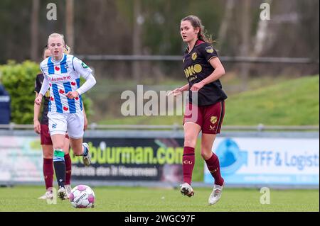 Heerenveen, Niederlande. Februar 2024. HEERENVEEN, NIEDERLANDE - 4. FEBRUAR: Lotje de Keijzer vom FC Utrecht gibt den Ball während des niederländischen Azerion Vrouwen Eredivisie-Spiels zwischen SC Heerenveen und FC Utrecht im Sportpark Skoatterwald am 4. Februar 2024 in Heerenveen, Niederlande. (Foto: Pieter van der Woude/Orange Pictures) Credit: dpa/Alamy Live News Stockfoto