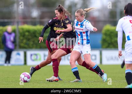 Heerenveen, Niederlande. Februar 2024. HEERENVEEN, NIEDERLANDE - 4. FEBRUAR: Lotje de Keijzer vom FC Utrecht wird am 4. Februar 2024 im Sportpark Skoatterwald in Heerenveen, Niederlande, gegen Sanne Van der Velden vom SC Heerenveen und FC Utrecht angefochten. (Foto: Pieter van der Woude/Orange Pictures) Credit: Orange Pics BV/Alamy Live News Stockfoto