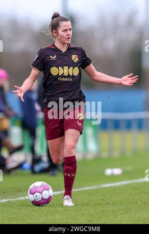 Heerenveen, Niederlande. Februar 2024. HEERENVEEN, NIEDERLANDE - 4. FEBRUAR: Lotje de Keijzer vom FC Utrecht dribbelt mit dem Ball während des niederländischen Azerion Vrouwen Eredivisie-Spiels zwischen SC Heerenveen und FC Utrecht am 4. Februar 2024 im Sportpark Skoatterwald in Heerenveen, Niederlande. (Foto: Pieter van der Woude/Orange Pictures) Credit: Orange Pics BV/Alamy Live News Stockfoto