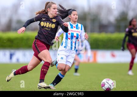 Heerenveen, Niederlande. Februar 2024. HEERENVEEN, NIEDERLANDE - 4. FEBRUAR: Sophie Cobussen vom FC Utrecht spielt mit dem Ball beim niederländischen Azerion Vrouwen Eredivisie Spiel zwischen SC Heerenveen und FC Utrecht am 4. Februar 2024 im Sportpark Skoatterwald in Heerenveen, Niederlande. (Foto: Pieter van der Woude/Orange Pictures) Credit: Orange Pics BV/Alamy Live News Stockfoto