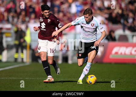 Torino, Italien. Februar 2024. Foto Fabio Ferrari/LaPresse 4 Febbraio 2024 - Torino, Italia - Sport, calcio -ESCLUSIVA TORINO FC- Torino FC vs Salernitana - Campionato italiano di calcio Serie A TIM 2023/2024 - Stadio Olimpico Grande Torino.Nella Foto: Raoul Bellanova (Turin FC); Toma Basic(US Salernitana); 4. Februar 2024 Turin - Sport, Italien calcio - EXKLUSIVER TORINO FC - Torino FC vs Salernitana - italienische Fußballmeisterschaft der Serie A 2023/2024 - Olimpico Grande Torino Stadium. auf dem Bild: Raoul Bellanova (Turin FC); Toma Basic (US Salernitana); Credit: LaPresse/Alamy Live News Stockfoto