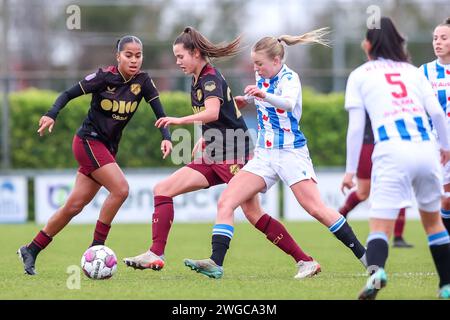 Heerenveen, Niederlande. Februar 2024. HEERENVEEN, NIEDERLANDE - 4. FEBRUAR: Lotje de Keijzer vom FC Utrecht wird am 4. Februar 2024 im Sportpark Skoatterwald in Heerenveen, Niederlande, gegen Sanne Van der Velden vom SC Heerenveen und FC Utrecht angefochten. (Foto: Pieter van der Woude/Orange Pictures) Credit: Orange Pics BV/Alamy Live News Stockfoto