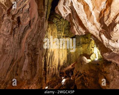 Höhle Las Güixas, Villanúa, Pyrenäen, Huesca, Aragonien, Spanien. Höhle, die in Villanua besucht werden kann Stockfoto