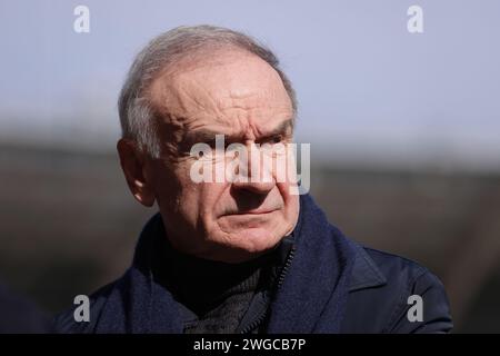 Turin, Italien. Februar 2024. Der ehemalige CONI-Präsident Gianni Petrucci schaut beim warm-Up vor dem Start des Spiels der Serie A im Stadio Grande Torino in Turin zu. Der Bildnachweis sollte lauten: Jonathan Moscrop/Sportimage Credit: Sportimage Ltd/Alamy Live News Stockfoto