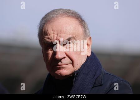 Turin, Italien. Februar 2024. Der ehemalige CONI-Präsident Gianni Petrucci schaut beim warm-Up vor dem Start des Spiels der Serie A im Stadio Grande Torino in Turin zu. Der Bildnachweis sollte lauten: Jonathan Moscrop/Sportimage Credit: Sportimage Ltd/Alamy Live News Stockfoto