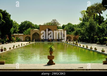 Isfahan, Iran, 06.30.2023: Chehel Sotoun, Reflexion über den Teich des antiken Gebäudes von Chehel Sotoun Stockfoto