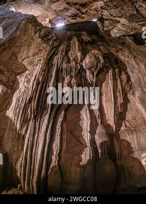 Höhle Las Güixas, Villanúa, Pyrenäen, Huesca, Aragonien, Spanien. Höhle, die in Villanua besucht werden kann Stockfoto