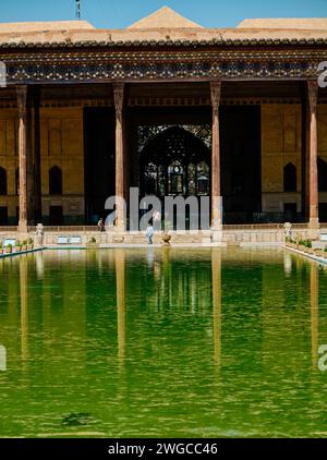 Isfahan, Iran, 06.30.2023: Chehel Sotoun, Reflexion über den Teich des antiken Gebäudes von Chehel Sotoun Stockfoto