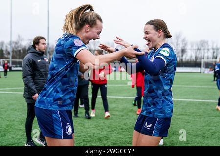 Wijdewormer - Amber Verspaget von Feyenoord V1, Justine Brandau von Feyenoord V1 während des Spiels zwischen AZ V1 und Feyenoord V1 im AFAS Trainingskomplex am 4. Februar 2024 in Wijdewormer, Niederlande. (Box to Box Pictures/Rene Nijhuis) Stockfoto