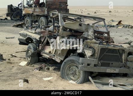 Erster Golfkrieg: 4. März 1991 Teil eines irakischen Konvois von etwa zwei Dutzend Militärfahrzeugen, die eine Woche zuvor von der USAF nördlich von Kuwait City mit Streubomben angegriffen wurden. Stockfoto