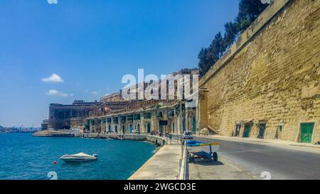 Barriera Wharf (Xatt il-Barriera), Valletta, Malta - 30. Juni 2019: Der große Hafen und die Befestigungsanlagen, die zur Lascaris-Batterie führen. Stockfoto