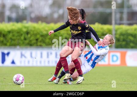 HEERENVEEN, NIEDERLANDE - 4. FEBRUAR: Sophie Cobussen vom FC Utrecht kämpft am 4. Februar 2024 im Sportpark Skoatterwald im niederländischen Azerion Vrouwen Eredivisie Spiel zwischen dem SC Heerenveen und dem FC Utrecht um den Ball. (Foto: Pieter van der Woude/Orange Pictures) Stockfoto