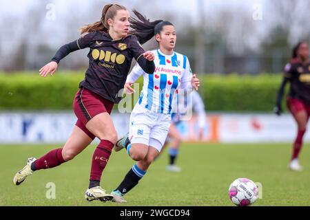 HEERENVEEN, NIEDERLANDE - 4. FEBRUAR: Sophie Cobussen vom FC Utrecht spielt mit dem Ball beim niederländischen Azerion Vrouwen Eredivisie Spiel zwischen SC Heerenveen und FC Utrecht am 4. Februar 2024 im Sportpark Skoatterwald in Heerenveen, Niederlande. (Foto: Pieter van der Woude/Orange Pictures) Stockfoto