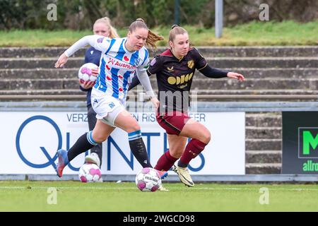 HEERENVEEN, NIEDERLANDE - 4. FEBRUAR: Fenna Meijer vom SC Heerenveen kämpft am 4. Februar 2024 im Sportpark Skoatterwald in Heerenveen gegen den FC Utrecht gegen Sophie Cobussen vom FC Utrecht im niederländischen Azerion Vrouwen Eredivisie Spiel zwischen dem SC Heerenveen und dem FC Utrecht. (Foto: Pieter van der Woude/Orange Pictures) Stockfoto