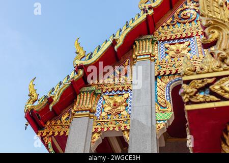 Dekorierte Dächer des Wat Muang Kae, thailändischer buddhistischer Tempel in Bangkok, Thailand Stockfoto