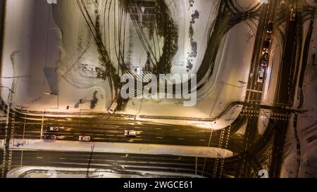 Drohnenfotografie von großen Kreuzungen am bewölkten Wintermorgen Stockfoto