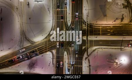 Drohnenfotografie von großen Kreuzungen am bewölkten Wintermorgen Stockfoto
