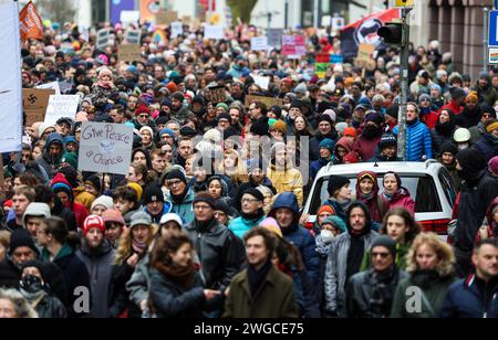 Bremen, Deutschland. Februar 2024. Zahlreiche Teilnehmer einer Demonstration gegen Rechtsextremismus und die AfD marschieren durch die Innenstadt. Tausende von Menschen folgten dem Aufruf der Bremer Allianz gegen das Recht, aus dem Bremer Stadtteil Neustadt zur Endkundgebung am Domshof zu marschieren. Mit der Demonstration wollen die Teilnehmer ein Beispiel für Widerstand gegen rechtsextreme Aktivitäten setzen. Quelle: Focke Strangmann/dpa/Alamy Live News Stockfoto