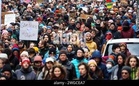 Bremen, Deutschland. Februar 2024. Zahlreiche Teilnehmer einer Demonstration gegen Rechtsextremismus und die AfD marschieren durch die Innenstadt. Tausende von Menschen folgten dem Aufruf der Bremer Allianz gegen das Recht, aus dem Bremer Stadtteil Neustadt zur Endkundgebung am Domshof zu marschieren. Mit der Demonstration wollen die Teilnehmer ein Beispiel für Widerstand gegen rechtsextreme Aktivitäten setzen. Quelle: Focke Strangmann/dpa/Alamy Live News Stockfoto