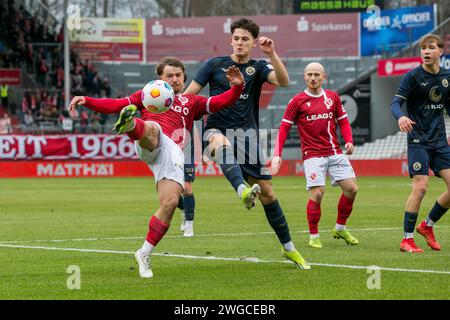 Cottbus, Deutschland. Februar 2024. Cottbus, Deutschland 04. Februar 2024: Regionalliga Nordost – 2023/2024 – FC Energie Cottbus gegen Hansa Rostock II im Bild: v. li. im Zweikampf Jonas Hofmann (Energie Cottbus) und Arbnor Aliu (Hansa Rostock II) Credit: dpa/Alamy Live News Stockfoto