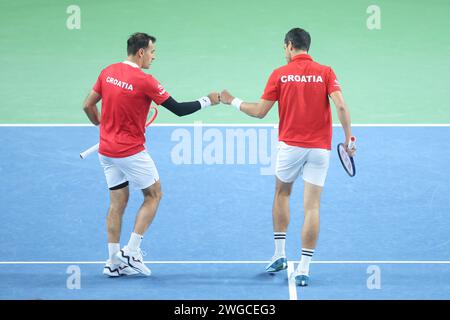 Varazdin, Kroatien. Februar 2024. VARAZDIN, KROATIEN - 4. FEBRUAR: Ivan Dodig aus Kroatien und Mate Pavic aus Kroatien treten am 2. Tag des Qualifikationsspiels des Davis Cup zwischen Kroatien und Belgien in der Arena Varazdin am 4. Februar 2024 in Varazdin, Kroatien, im Doppel gegen Sandre Gille aus Belgien und Joran Vliegen aus Belgien an. Foto: Sanjin Strukic/Pixsell/ABACAPRESS.COM Credit: Abaca Press/Alamy Live News Stockfoto