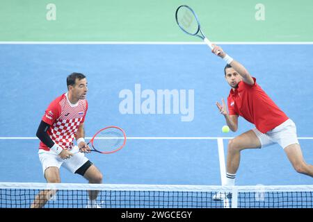 Varazdin, Kroatien. Februar 2024. VARAZDIN, KROATIEN - 4. FEBRUAR: Ivan Dodig aus Kroatien und Mate Pavic aus Kroatien treten am 2. Tag des Qualifikationsspiels des Davis Cup zwischen Kroatien und Belgien in der Arena Varazdin am 4. Februar 2024 in Varazdin, Kroatien, im Doppel gegen Sandre Gille aus Belgien und Joran Vliegen aus Belgien an. Foto: Sanjin Strukic/Pixsell/ABACAPRESS.COM Credit: Abaca Press/Alamy Live News Stockfoto