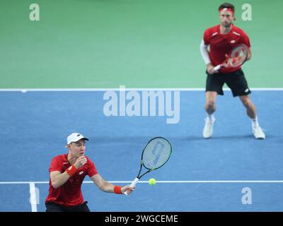 Varazdin, Kroatien. Februar 2024. VARAZDIN, KROATIEN - 4. FEBRUAR: Ivan Dodig aus Kroatien und Mate Pavic aus Kroatien treten am 2. Tag des Qualifikationsspiels des Davis Cup zwischen Kroatien und Belgien in der Arena Varazdin am 4. Februar 2024 in Varazdin, Kroatien, im Doppel gegen Sandre Gille aus Belgien und Joran Vliegen aus Belgien an. Foto: Sanjin Strukic/PIXSELL/ABACAPRESS.COM Credit: Abaca Press/Alamy Live News Stockfoto