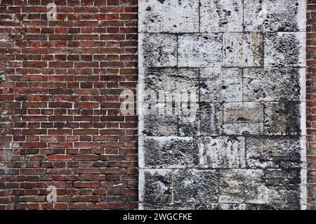 Eine Nahaufnahme einer Mauer aus zwei verschiedenen Steinen Stockfoto