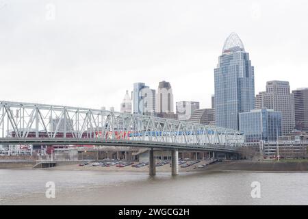 Ein malerischer Blick auf das Wasser mit atemberaubender Architektur und einer markanten Brücke Stockfoto