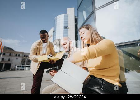 Multikulturelles Unternehmensteam verfolgt Strategien für den Erfolg von Startups in städtischen Umgebungen. Zusammenarbeit, Finanzplanung und Marktanalyse fördern die Rentabilität Stockfoto