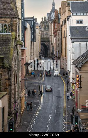 Blick von oben auf Cowgate, da der Verkehr zur Erleichterung von Staus gesperrt ist, Edinburgh Old Town, Schottland, Großbritannien Stockfoto