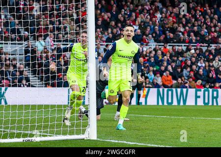 Middlesbrough, Großbritannien. Februar 2024. Sunderland Stürmer Nazariy Rusyn (15) erzielt ein TOR 1-1 und feiert Sunderland Mittelfeldspieler Jack Clarke (20) während des Spiels Middlesbrough FC gegen Sunderland AFC SKY BET EFL Championship im Riverside Stadium, Middlesbrough, England, Vereinigtes Königreich am 4. Februar 2024 Credit: Every Second Media/Alamy Live News Stockfoto