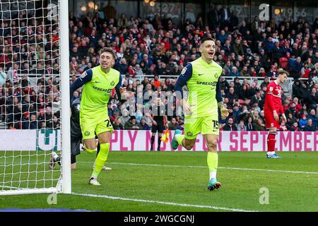 Middlesbrough, Großbritannien. Februar 2024. Sunderland Stürmer Nazariy Rusyn (15) erzielt ein TOR 1-1 und feiert Sunderland Mittelfeldspieler Jack Clarke (20) während des Spiels Middlesbrough FC gegen Sunderland AFC SKY BET EFL Championship im Riverside Stadium, Middlesbrough, England, Vereinigtes Königreich am 4. Februar 2024 Credit: Every Second Media/Alamy Live News Stockfoto