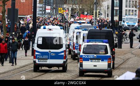 Bremen, Deutschland. Februar 2024. Polizeifahrzeuge begleiten eine Demonstration gegen Rechtsextremismus und die AfD durch die Innenstadt. Tausende von Menschen folgten dem Aufruf der Bremer Allianz gegen das Recht, aus dem Bremer Stadtteil Neustadt zur Endkundgebung am Domshof zu marschieren. Mit der Demonstration wollen die Teilnehmer ein Beispiel für Widerstand gegen rechtsextreme Aktivitäten setzen. Quelle: Focke Strangmann/dpa/Alamy Live News Stockfoto