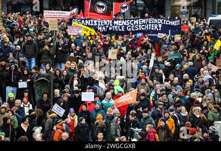 Bremen, Deutschland. Februar 2024. Zahlreiche Teilnehmer einer Demonstration gegen Rechtsextremismus und die AfD marschieren durch die Innenstadt. Tausende von Menschen folgten dem Aufruf der Bremer Allianz gegen das Recht, aus dem Bremer Stadtteil Neustadt zur Endkundgebung am Domshof zu marschieren. Mit der Demonstration wollen die Teilnehmer ein Beispiel für Widerstand gegen rechtsextreme Aktivitäten setzen. Quelle: Focke Strangmann/dpa/Alamy Live News Stockfoto