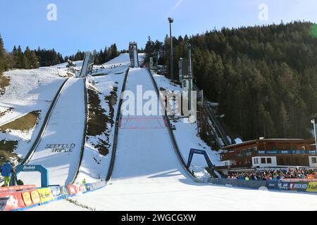 Seefeld, Österreich, 04. Februar 2024: Nordische Kombination, NORDISCHE KOMBINATION TRIPLE 2024, Herren, Weltcup, Herren Individual Gundersen NH/12,5km, Seefeld Sports Arena, Skispringen, Sprunglauf die Toni Seelos Schanze im Seefeld Sports Arena, Aufsprunghang, Sprungschanze, Wettkampfgelände Stockfoto