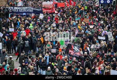 Bremen, Deutschland. Februar 2024. Zahlreiche Teilnehmer einer Demonstration gegen Rechtsextremismus und die AfD marschieren durch die Innenstadt. Tausende von Menschen folgten dem Aufruf der Bremer Allianz gegen das Recht, aus dem Bremer Stadtteil Neustadt zur Endkundgebung am Domshof zu marschieren. Mit der Demonstration wollen die Teilnehmer ein Beispiel für Widerstand gegen rechtsextreme Aktivitäten setzen. Quelle: Focke Strangmann/dpa/Alamy Live News Stockfoto