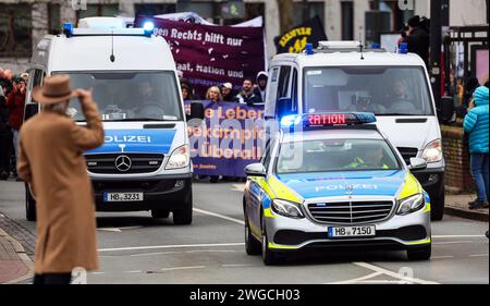 Bremen, Deutschland. Februar 2024. Polizeifahrzeuge begleiten eine Demonstration gegen Rechtsextremismus und die AfD durch die Innenstadt. Tausende von Menschen folgten dem Aufruf der Bremer Allianz gegen das Recht, aus dem Bremer Stadtteil Neustadt zur Endkundgebung am Domshof zu marschieren. Mit der Demonstration wollen die Teilnehmer ein Beispiel für Widerstand gegen rechtsextreme Aktivitäten setzen. Quelle: Focke Strangmann/dpa/Alamy Live News Stockfoto