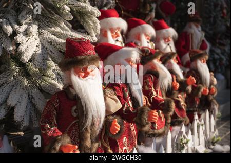 Reihe der älteren weihnachtsmann-Figur mit weißem Bart, die zum weihnachtsfest steht Stockfoto