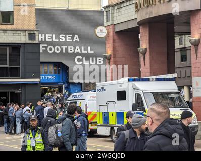 London, Großbritannien. Februar 2024. Ein Sicherheitsalarm vor dem Stamford Bridge Stadium droht den Start des Spiels Chelsea gegen Wolves zu verzögern. Quelle: Brian Minkoff/Alamy Live News Stockfoto