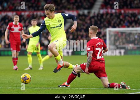 Sunderlands Jack Clarke (links) und Middlesbrough's Lewis O'Brien kämpfen um den Ball während des Sky Bet Championship Matches im Riverside Stadium, Middlesbrough. Bilddatum: Sonntag, 4. Februar 2024. Stockfoto