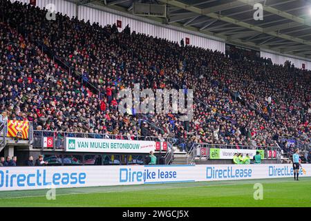 Alkmaar, Niederlande. Februar 2024. ALKMAAR, NIEDERLANDE - 4. FEBRUAR: DirectLease Werbetafel während des niederländischen Eredivisie-Spiels zwischen AZ und Feyenoord im AFAS Stadion am 4. Februar 2024 in Alkmaar, Niederlande. (Foto von Joris Verwijst/Orange Pictures) Credit: Orange Pics BV/Alamy Live News Stockfoto