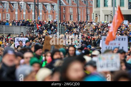 Bremen, Deutschland. Februar 2024. Zahlreiche Teilnehmer einer Demonstration gegen Rechtsextremismus und die AfD marschieren durch die Innenstadt. Tausende von Menschen folgten dem Aufruf der Bremer Allianz gegen das Recht, aus dem Bremer Stadtteil Neustadt zur Endkundgebung am Domshof zu marschieren. Mit der Demonstration wollen die Teilnehmer ein Beispiel für Widerstand gegen rechtsextreme Aktivitäten setzen. Quelle: Focke Strangmann/dpa/Alamy Live News Stockfoto