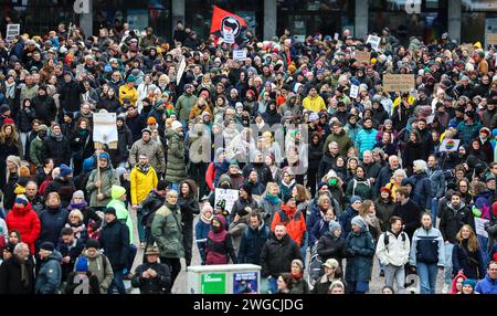 Bremen, Deutschland. Februar 2024. Zahlreiche Teilnehmer einer Demonstration gegen Rechtsextremismus und die AfD marschieren durch die Innenstadt. Tausende von Menschen folgten dem Aufruf der Bremer Allianz gegen das Recht, aus dem Bremer Stadtteil Neustadt zur Endkundgebung am Domshof zu marschieren. Mit der Demonstration wollen die Teilnehmer ein Beispiel für Widerstand gegen rechtsextreme Aktivitäten setzen. Quelle: Focke Strangmann/dpa/Alamy Live News Stockfoto