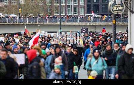 Bremen, Deutschland. Februar 2024. Zahlreiche Teilnehmer einer Demonstration gegen Rechtsextremismus und die AfD marschieren durch die Innenstadt. Tausende von Menschen folgten dem Aufruf der Bremer Allianz gegen das Recht, aus dem Bremer Stadtteil Neustadt zur Endkundgebung am Domshof zu marschieren. Mit der Demonstration wollen die Teilnehmer ein Beispiel für Widerstand gegen rechtsextreme Aktivitäten setzen. Quelle: Focke Strangmann/dpa/Alamy Live News Stockfoto